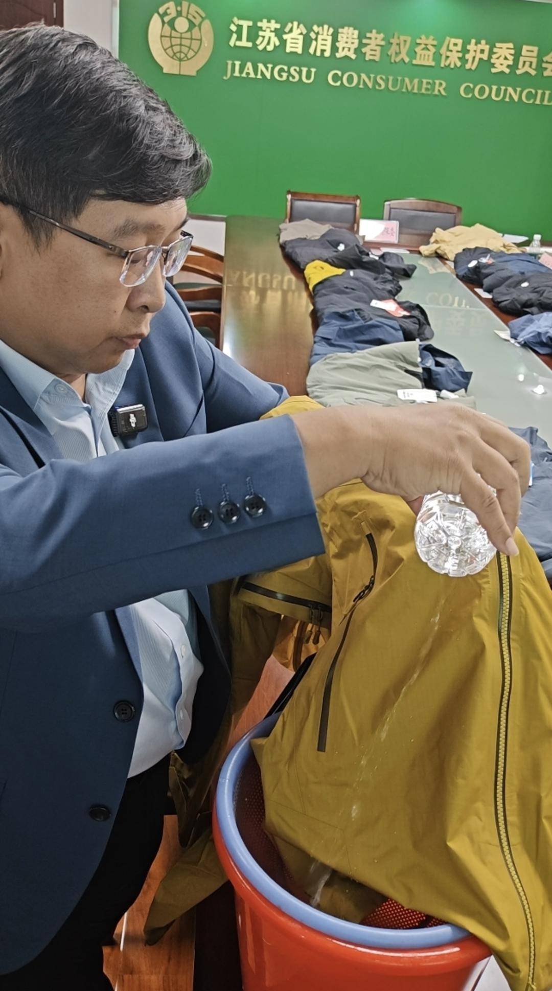 注意！冲锋衣40款里3款“不防水”<strong></p>
<p>apt</strong>，教你一招在家也能测