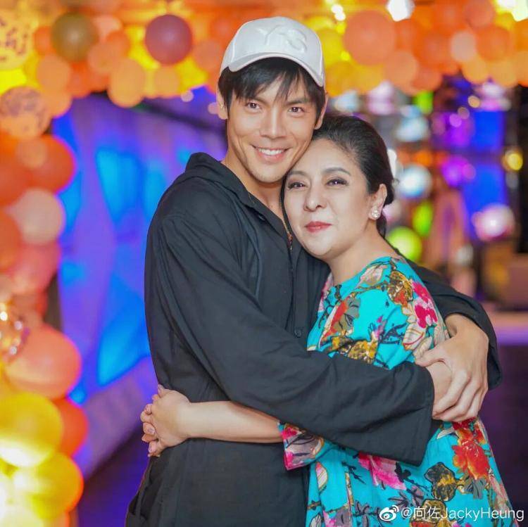 向太回应“向家破产”传闻：珠宝、豪宅都在<strong></p>
<p>atom</strong>，还养着1000多名员工；向佐力挺：说话的人请有点底线