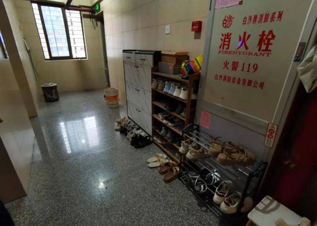 物业“不让门口放鞋子”<strong></p>
<p>atom</strong>，门口放鞋柜违法吗？