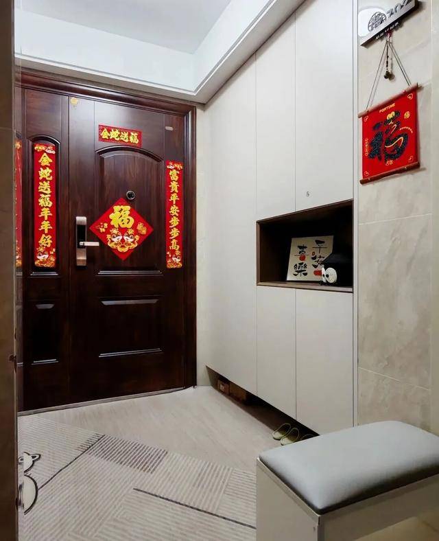 物业“不让门口放鞋子”<strong></p>
<p>atom</strong>，门口放鞋柜违法吗？