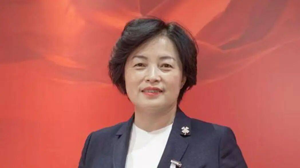 崔国静<strong></p>
<p>atom</strong>，多次收受下属、老板送的现金、消费卡、名牌女包、化妆品、保健品、高档白酒