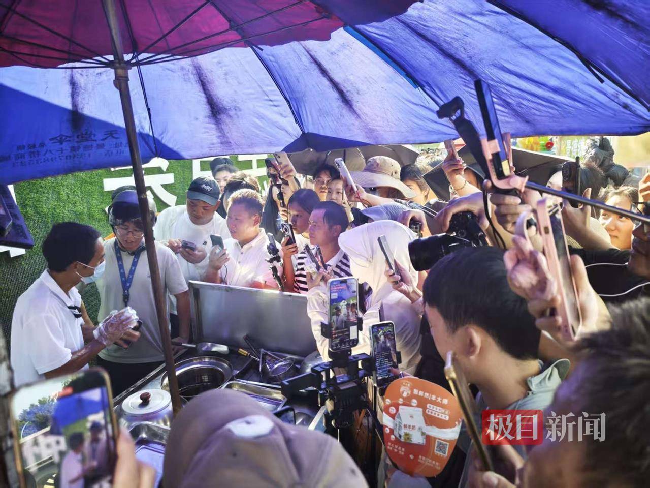 对话鸡排哥李俊永：爆火后每天一二十个镜头对着我<strong></p>
<p>atom下载</strong>，未来不考虑直播带货，更愿意和顾客待在一起