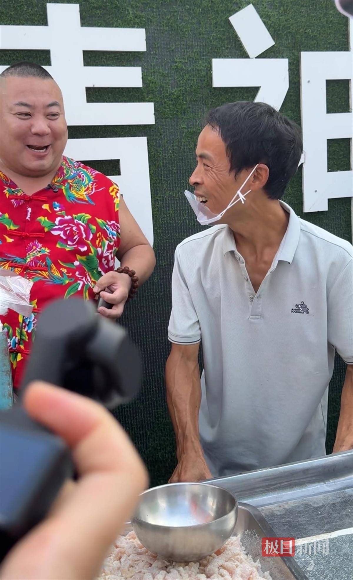 对话鸡排哥李俊永：爆火后每天一二十个镜头对着我<strong></p>
<p>atom下载</strong>，未来不考虑直播带货，更愿意和顾客待在一起
