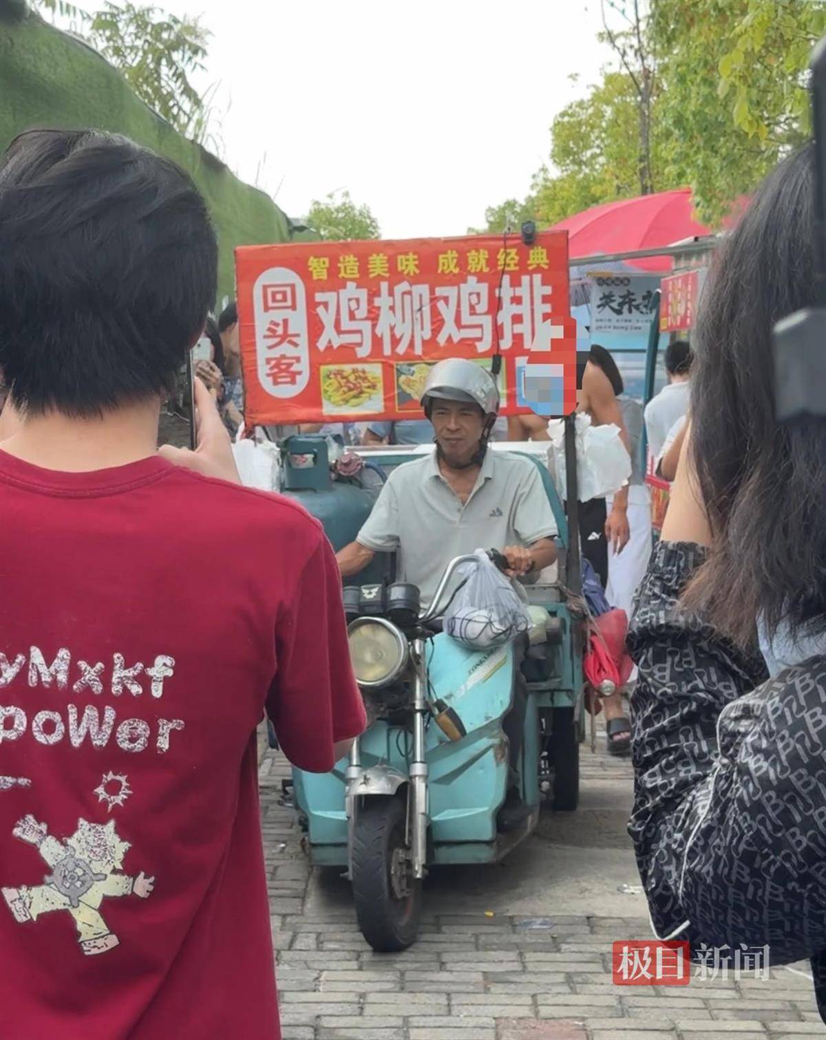 对话鸡排哥李俊永：爆火后每天一二十个镜头对着我<strong></p>
<p>atom下载</strong>，未来不考虑直播带货，更愿意和顾客待在一起