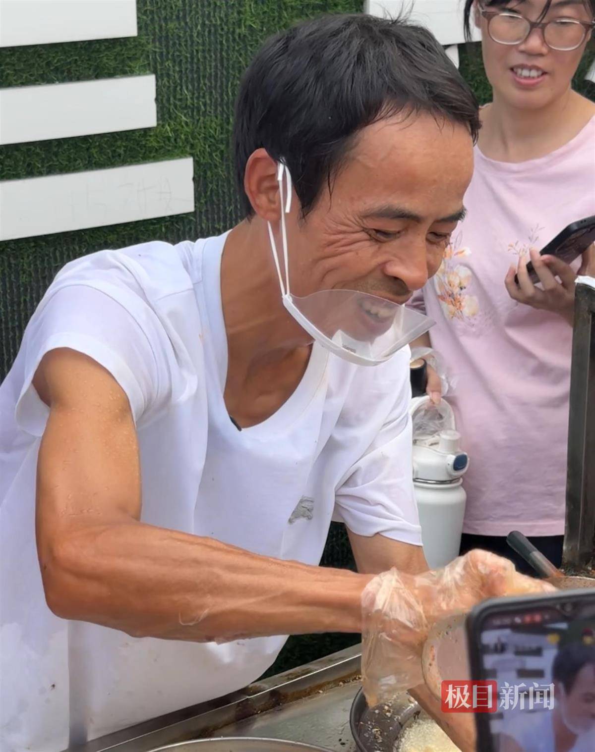 对话鸡排哥李俊永：爆火后每天一二十个镜头对着我<strong></p>
<p>atom下载</strong>，未来不考虑直播带货，更愿意和顾客待在一起