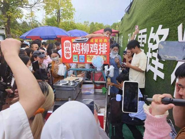 被流量砸中的“鸡排哥”：炸到中暑<strong></p>
<p>atom下载</strong>，每天睡三四个小时，怕辜负顾客不舍得休息