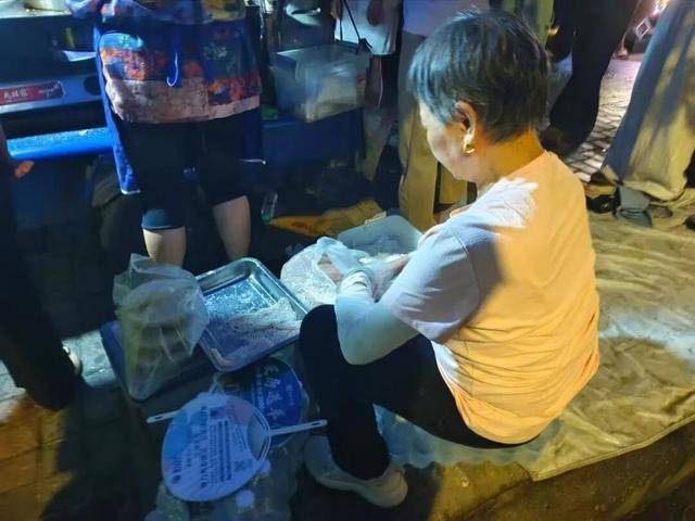 被流量砸中的“鸡排哥”：炸到中暑<strong></p>
<p>atom下载</strong>，每天睡三四个小时，怕辜负顾客不舍得休息