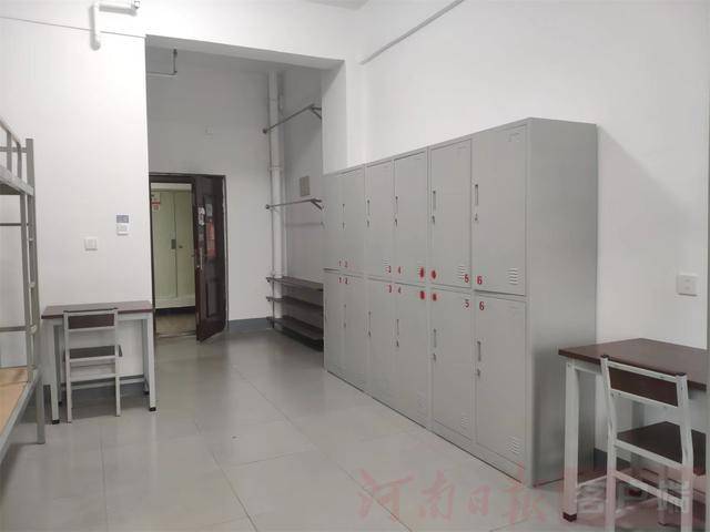 从8人间到夫妻房<strong></p>
<p>atom官网</strong>,郑州富士康员工幸福安居“进行时”