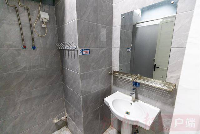 从8人间到夫妻房<strong></p>
<p>atom官网</strong>,郑州富士康员工幸福安居“进行时”