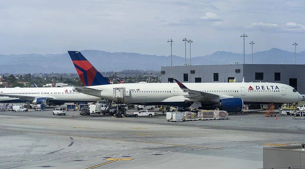 纽约机场突发！两架客机相撞