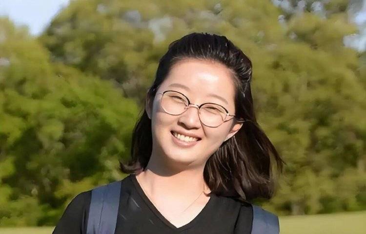 章莹颖男友国庆探望章父并协助直播<strong></p>
<p>atom官网</strong>，网友劝其早点结婚，本人回应