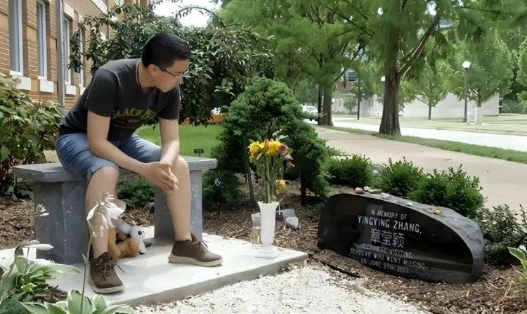 章莹颖男友国庆探望章父并协助直播<strong></p>
<p>atom官网</strong>，网友劝其早点结婚，本人回应