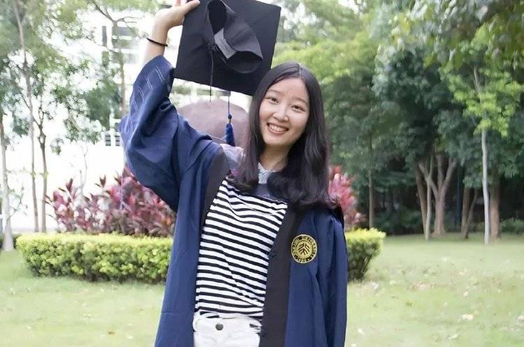 章莹颖男友国庆探望章父并协助直播<strong></p>
<p>atom官网</strong>，网友劝其早点结婚，本人回应