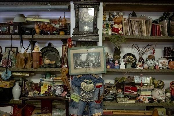 当年轻人走进二手市场：“买二手是年轻人更聪明的选择”