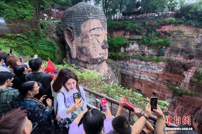 四川乐山大佛景区数千名游客共庆祖国华诞