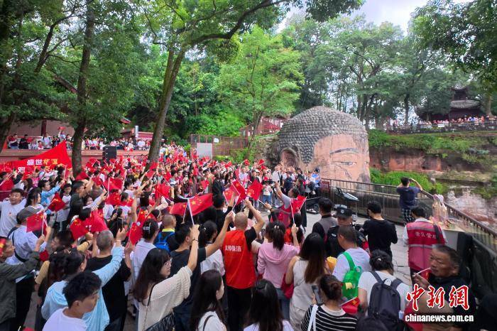 四川乐山大佛景区数千名游客共庆祖国华诞