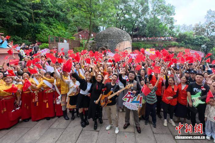 四川乐山大佛景区数千名游客共庆祖国华诞