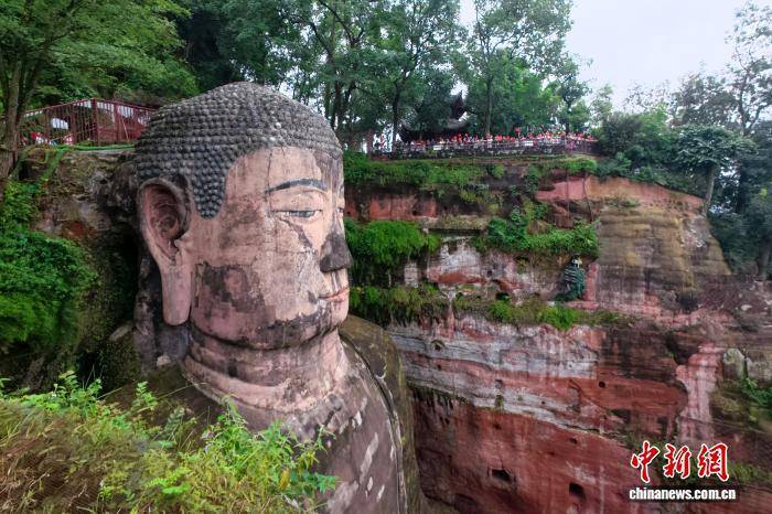 四川乐山大佛景区数千名游客共庆祖国华诞