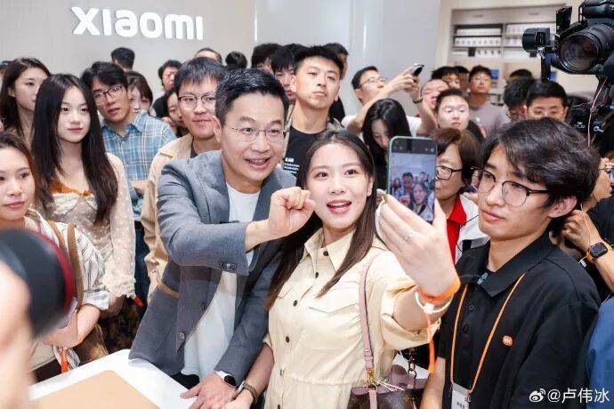 卢伟冰：小米17系列销量已超过100万台<strong></p>
<p>atom官网</strong>，正在抓紧提高生产！公司股价大涨超4%