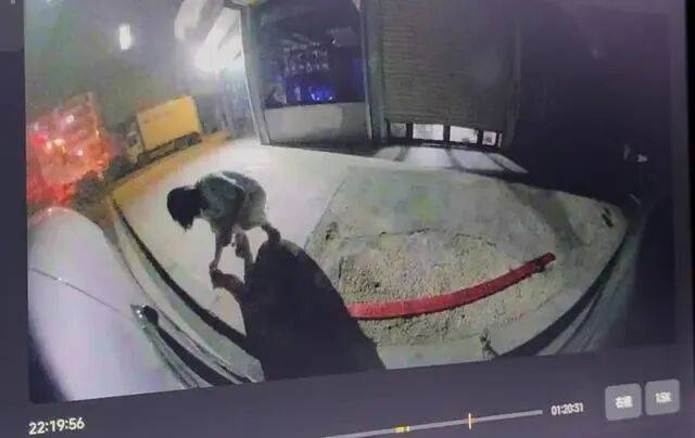 刚提的新车停路边被人放鞭炮崩损千余元<strong></p>
<p>atom币</strong>，车主：因拒绝当晚挪车，20分钟后听到鞭炮声，对方还态度豪横