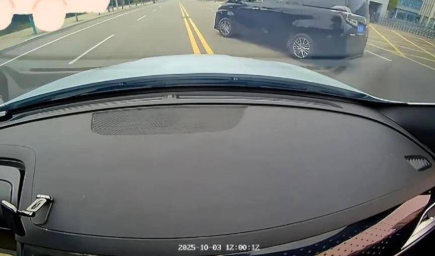 婚庆司机恶意别车后谎称自己是公安人员<strong></p>
<p>atom币</strong>，涉嫌危险驾驶罪被采取刑事强制措施，律师：或被判处拘役并罚款