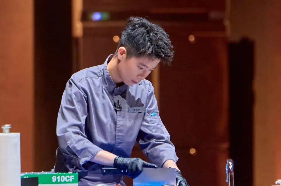 精致餐饮<strong></p>
<p>atom币</strong>，以饭封神 | 商业头条No.94