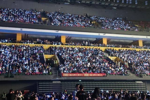 孙楠演唱会超燃舞台<strong></p>
<p>atom币</strong>！郑州万人合唱《红旗飘飘》