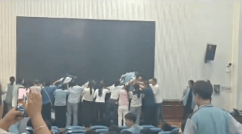 家长跪地被学生轮流踩踏<strong></p>
<p>BCH</strong>，校方凌晨道歉