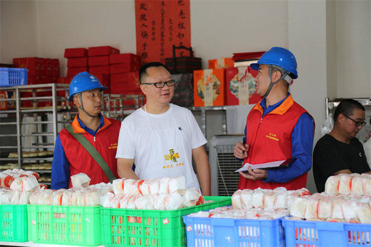 阖家团圆时<strong></p>
<p>BCH</strong>，他们守护蓉城灯火