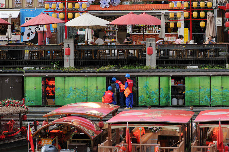 阖家团圆时<strong></p>
<p>BCH</strong>，他们守护蓉城灯火