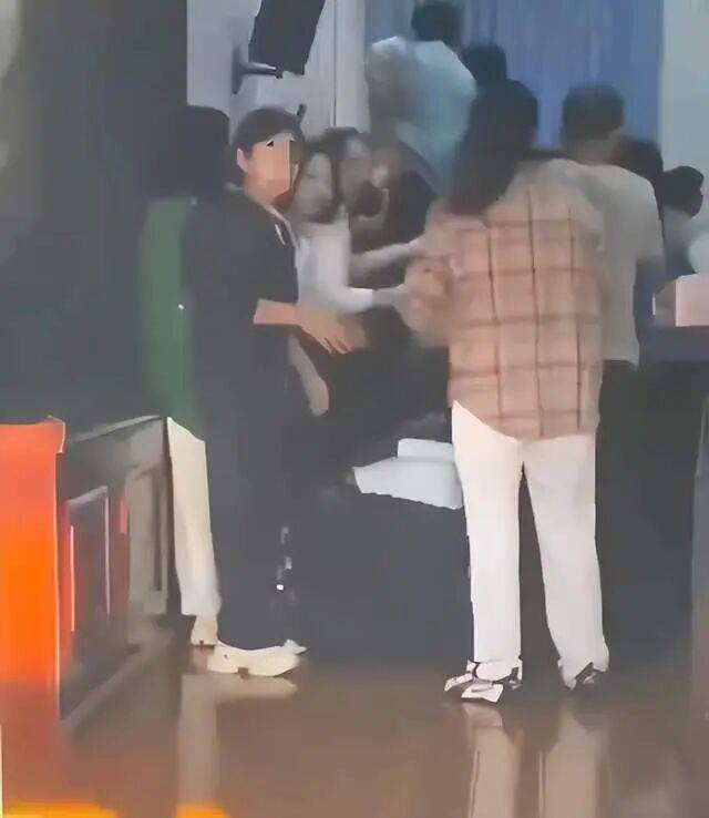 家长们跪成一排<strong></p>
<p>BCH</strong>，学生蒙眼从背上踩过？教育局回应河南一中学举办活动引热议：正调查处理