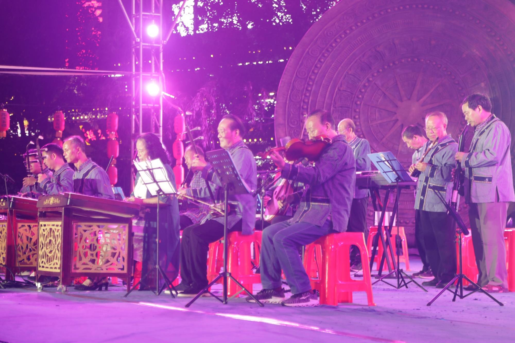 月映火塘 悦唱荔波<strong></p>
<p>BCH</strong>！这场中秋音乐晚会点燃团圆夜