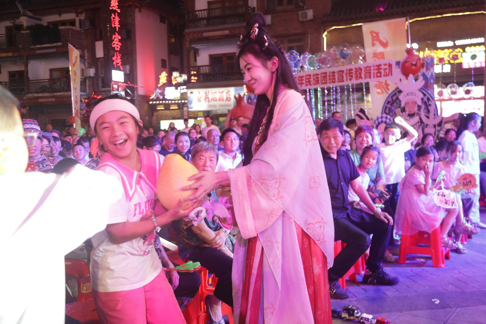 月映火塘 悦唱荔波<strong></p>
<p>BCH</strong>！这场中秋音乐晚会点燃团圆夜