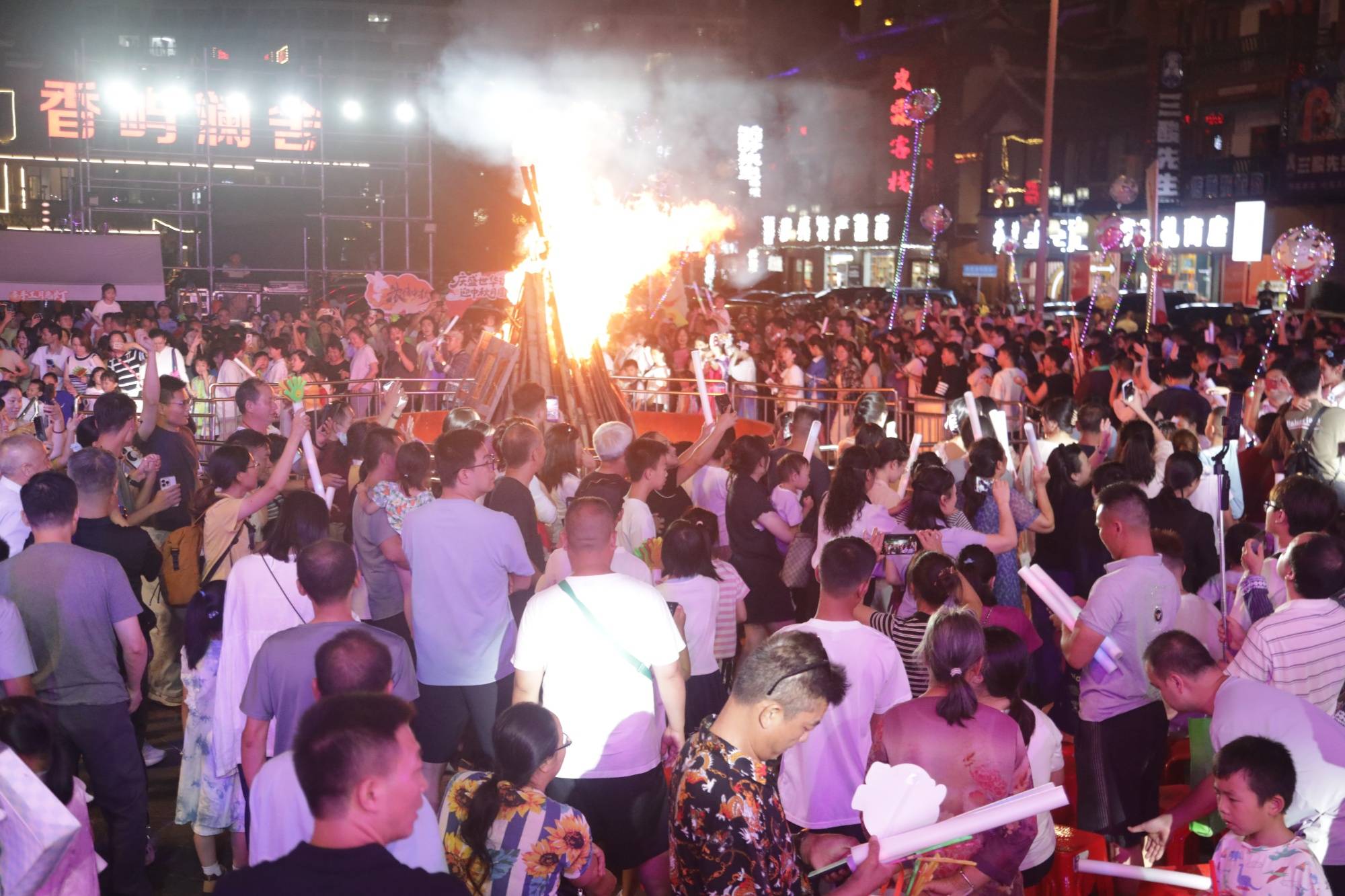 月映火塘 悦唱荔波<strong></p>
<p>BCH</strong>！这场中秋音乐晚会点燃团圆夜