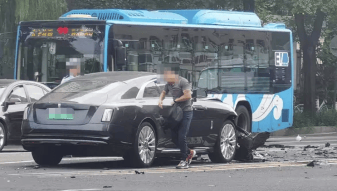 “劳斯莱斯逆行车祸”事件白车家属发声：“丈夫多处骨折！往后日子不知道怎么过”<strong></p>
<p>bch价格</strong>，陈震深夜再道歉，并回应“我方律师会全力配合”