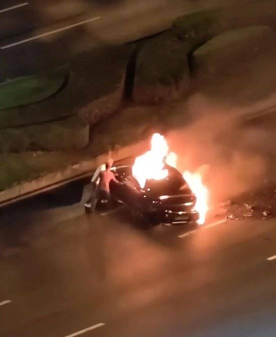 小米汽车失控起火司机遇难，目击者称车速150km/h，实探事故地：燃烧留下的印记仍在