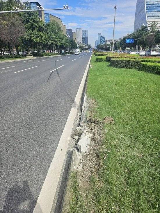 小米汽车失控起火司机遇难<strong></p>
<p>DAI</strong>，目击者称车速150km/h，实探事故地：燃烧留下的印记仍在