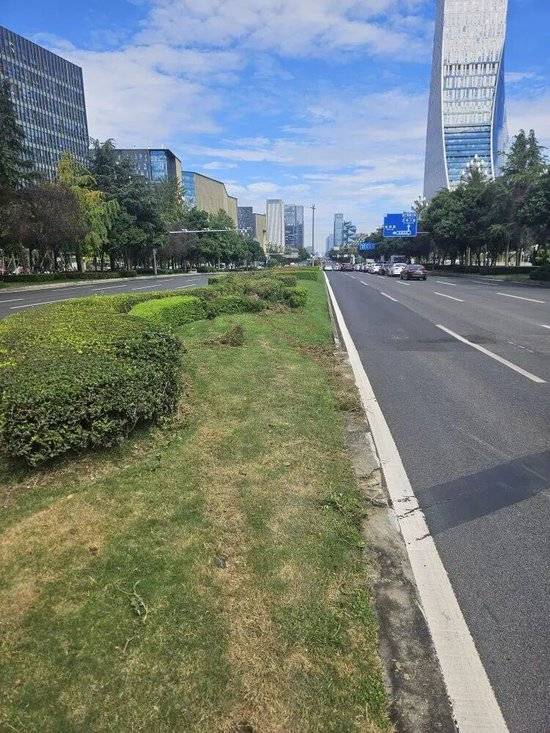 小米汽车失控起火司机遇难<strong></p>
<p>DAI</strong>，目击者称车速150km/h，实探事故地：燃烧留下的印记仍在