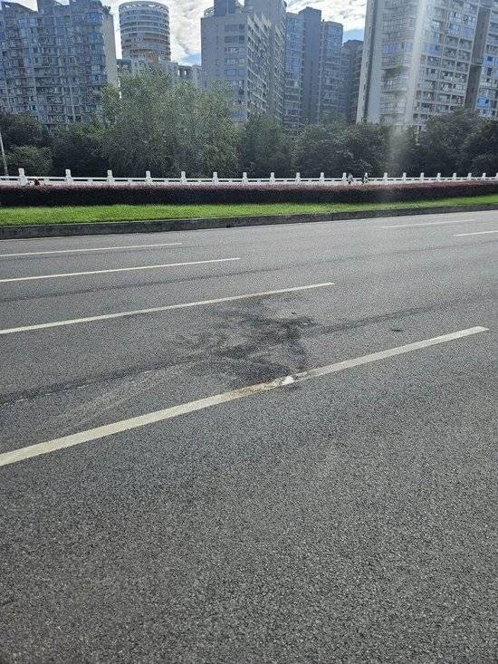 小米汽车失控起火司机遇难<strong></p>
<p>DAI</strong>，目击者称车速150km/h，实探事故地：燃烧留下的印记仍在