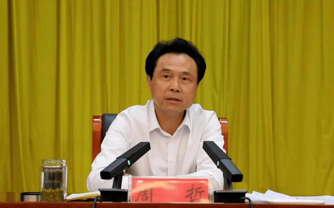 当过9年县长、2年县委书记<strong></p>
<p>DAI</strong>，周哲向公务人员赠送明显超出正常礼尚往来的礼品