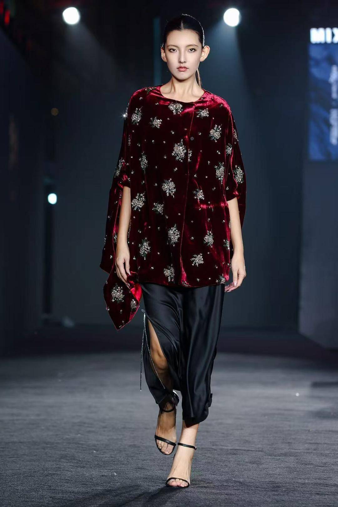 非遗惊艳、萌娃抢镜、大码模特出圈<strong></p>
<p>DAI</strong>！南京国际时尚周看点太密