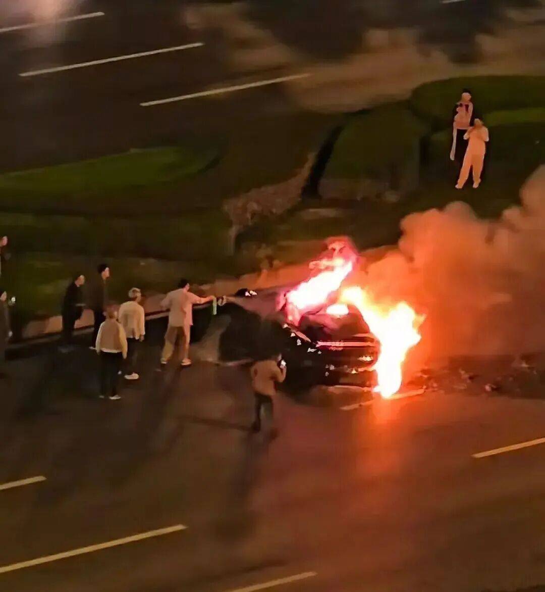 一辆SU7碰撞后爆燃<strong></p>
<p>DAI</strong>，多人救援未果！小米股价重挫近8%！