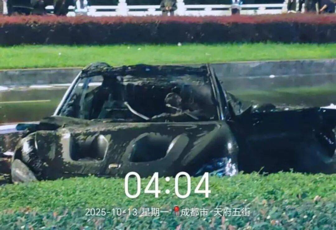 一辆SU7碰撞后爆燃<strong></p>
<p>DAI</strong>，多人救援未果！小米股价重挫近8%！
