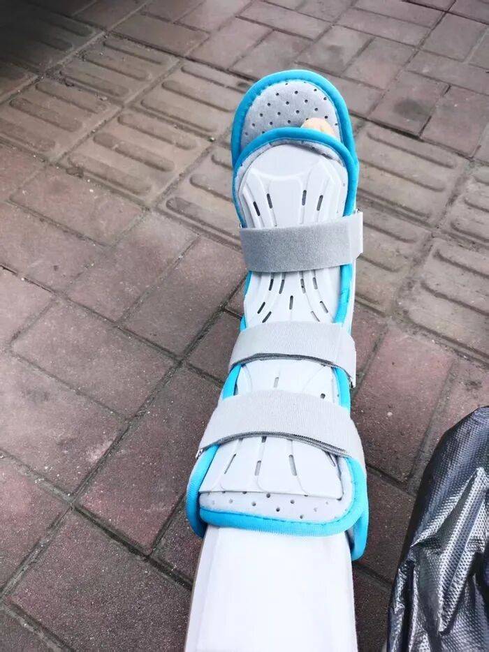 “至少150斤倒在我身上”<strong></p>
<p>dot</strong>,餐饮员工搬运冻鸡腿被砸伤,认定工伤遭企业推诿,涉事公司、人社局回应