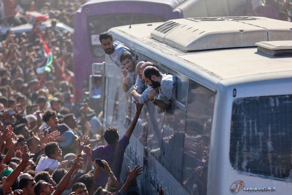 圆桌｜美以宣布“加沙战争”结束<strong></p>
<p>dot</strong>，模糊的协议承载不了巴以和平