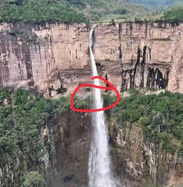 河南拍照坠崖大学生已确认身亡<strong></p>
<p>dot</strong>，救援人员：遗体在水潭3米深处找到