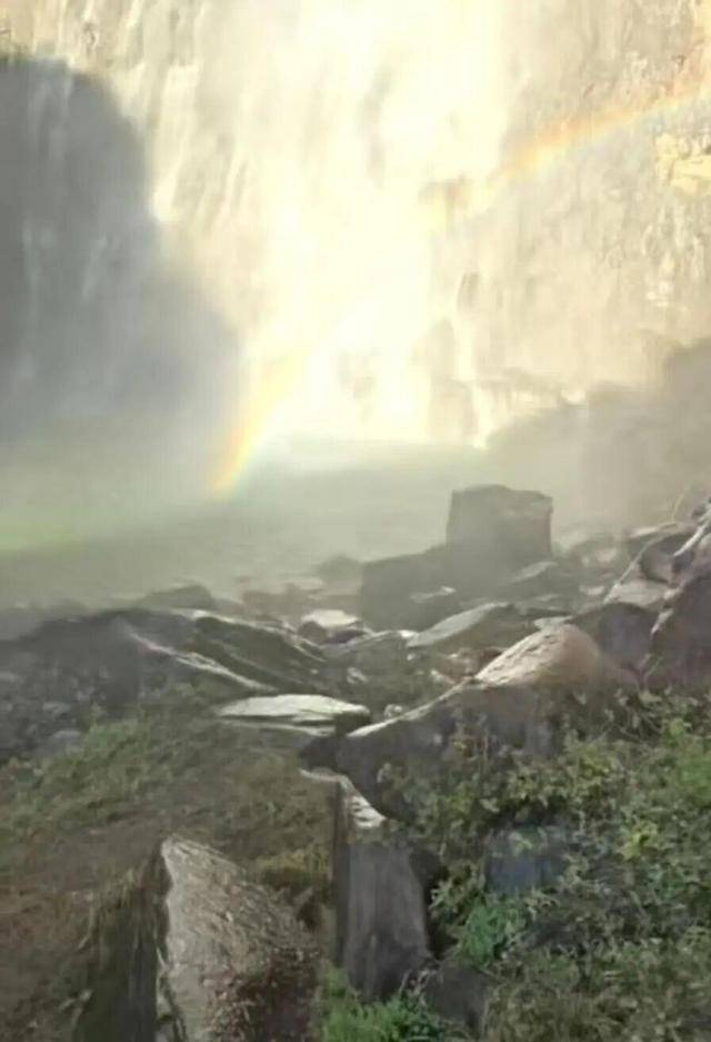 河南拍照坠崖大学生已确认身亡<strong></p>
<p>dot</strong>，救援人员：遗体在水潭3米深处找到