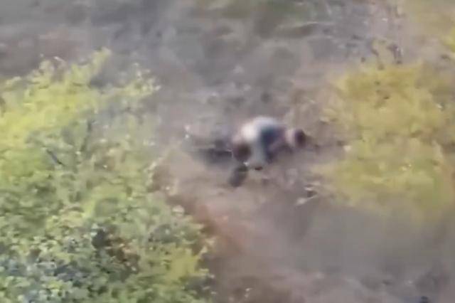 俄无人机救下一名正遭乌军性侵女子<strong></p>
<p>FIL</strong>，顾不上提裤子拔腿就逃，随后被击中