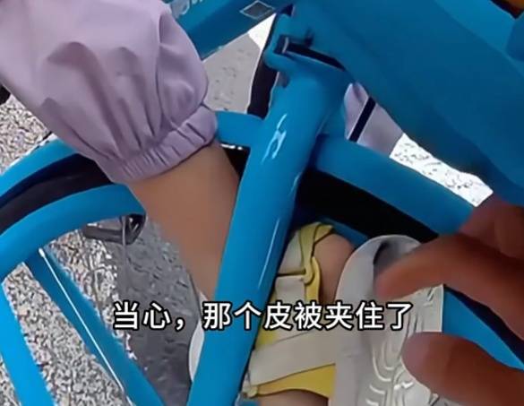 看着都疼<strong></p>
<p>FIL</strong>！上海街头一男子突然求助：10岁女儿被死死卡住！这个行为太危险→