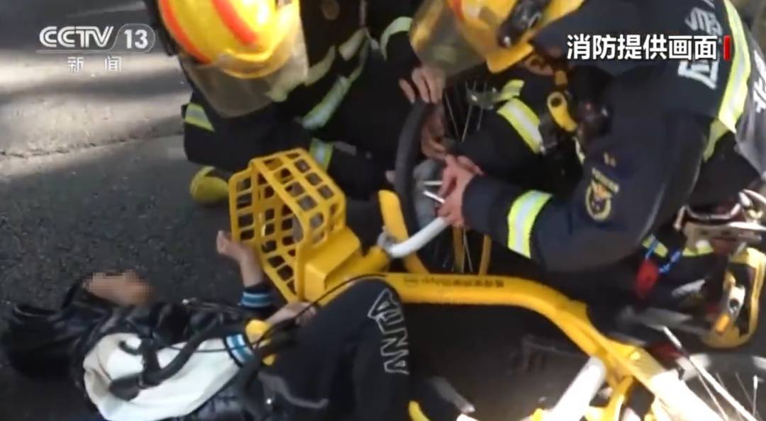 看着都疼<strong></p>
<p>FIL</strong>！上海街头一男子突然求助：10岁女儿被死死卡住！这个行为太危险→